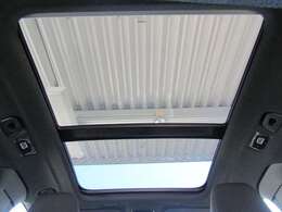 解放感のある実内空間を演出します。電動サンシェードによる遮光も可能です。