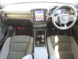 ボタンを極力削減し、センターに9インチパネルを装備。スカンジナビアンデザインに包まれたシンプルで落ち着きのある空間です。