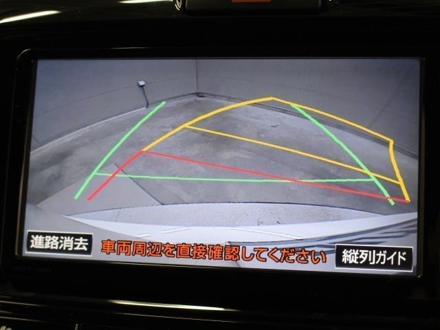 車庫入れや縦列駐車などの際に、後退操作の参考になるガイドラインをモニター画面に表示します。