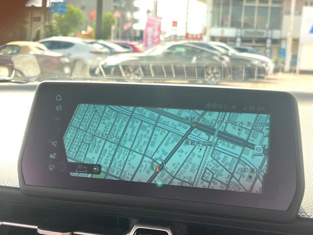 【メーカー純正ナビ】インテリアに溶け込むスタイリッシュな「専用設計」メーカーナビを装備♪視認性や操作性など基本性能にも優れ、より上質なカーライフをお楽しみいただけます。