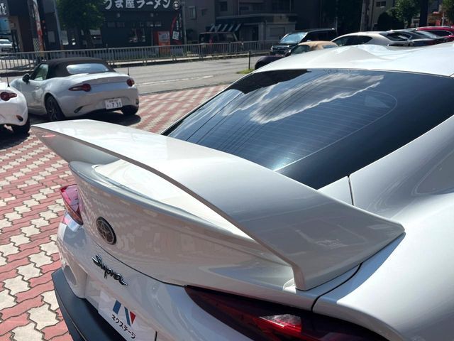 【80風大型リヤスポイラー】スポーツカーらしさがグッと引き立つ大型リヤスポイラーを装着♪高速走行時のスタビリティ（走行安定性）向上に役立ちます。