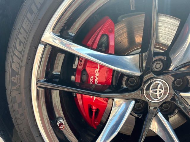 【ブレンボ製キャリパー】ハイパワー車両には強力なブレーキが必須！世界のスーパーカーにも採用されるイタリアの高級メーカー「ブレンボ」を装着！色鮮やかなキャリパーがスポーティな印象を引き立てます♪