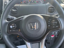 ハンドル左側にはオーディオコントローラーがついております。右側にはクルーズコントロール機能などのボタンがついており、高速道路走行時の負担を軽減します。