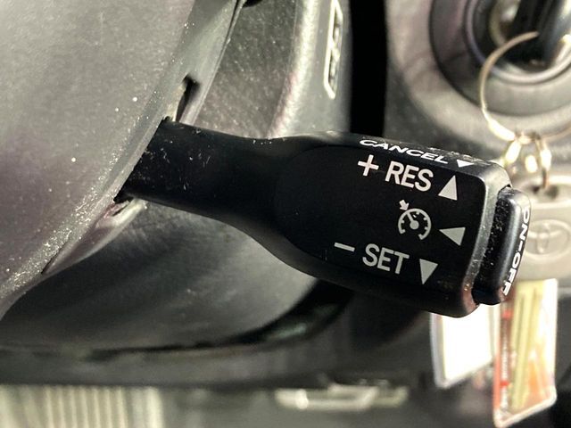 【クルーズコントロール】高速道路もラクラク走行。アクセルを離しても一定速度で走行ができ、長距離運転時の負担を軽減！加速・減速も簡単なスイッチ操作で調整できます。