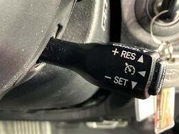 【クルーズコントロール】高速道路もラクラク走行。アクセルを離しても一定速度で走行ができ、長距離運転時の負担を軽減！加速・減速も簡単なスイッチ操作で調整できます。