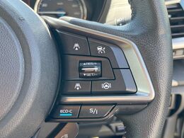 【全車速追従機能付クルーズコントロール】高速道路での長距離走行が楽に！！自動で速度を保つクルーズコントロールが、衝突軽減システムと連携し、前方の車両を感知して車間を保つように速度調節してくれます！！