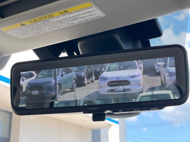 【スマートリヤビューミラー】後席の大きな荷物や同乗者で後方が確認しづらい時でも安心！カメラが撮影した車両後方の映像をルームミラー内に表示。クリアな視界で状況の確認が可能です！