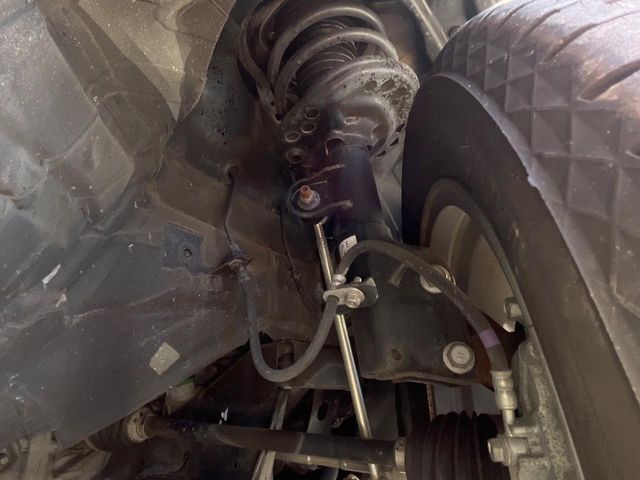 お車を安心してお乗りいただく為には、足回りの定期点検が欠かせません。サービスサポート（有償保証）では無料点検もご提供しており、安心のカーライフをお過ごしいただけるサポート体制が整っています。