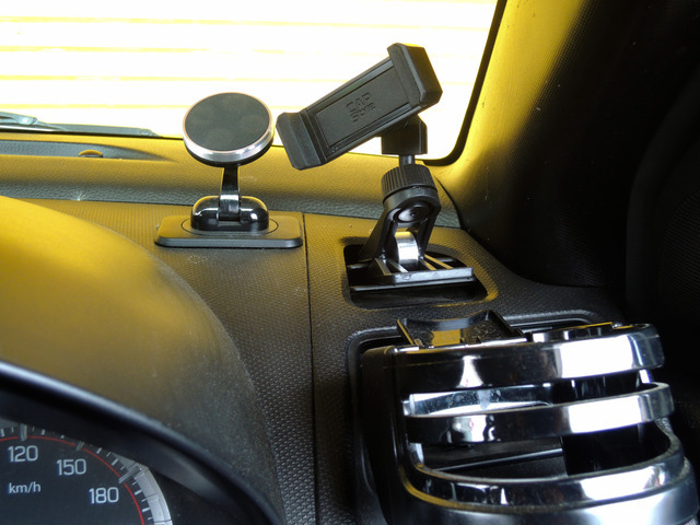 こちら国産車です。しかし、昨今の車のフォルムは味気ない・・・。そんな声をよく聞きますし、本当に痛感しますよね