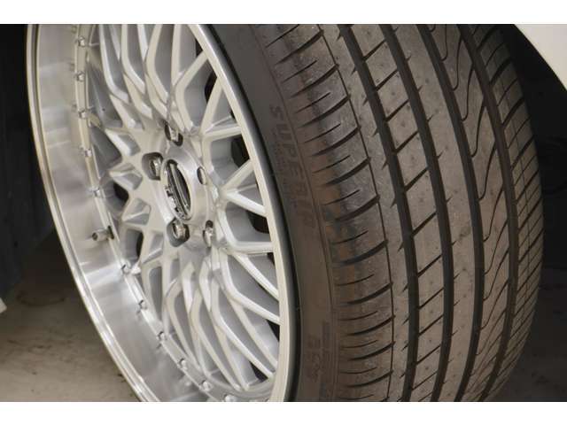 新品タイヤを装着しております！スポーツセダンとして販売されたマークx！タイヤの管理はしっかりさせて頂きます！