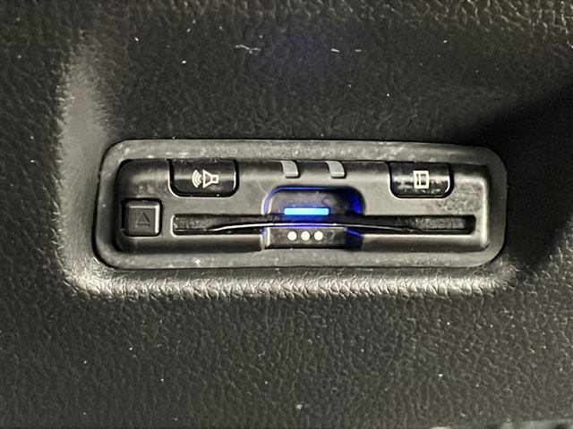 【ETC】有料道路を利用する際に料金所で停止することなく通過できる、ETC車載器（ノンストップ自動料金収受システム機器）が装備されています。セットアップを行うことで利用可能になります。