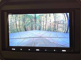 【バックカメラ】駐車時に後方がリアルタイム映像で確認できます。大型商業施設や立体駐車場での駐車時や、夜間のバック時に大活躍！運転スキルに関わらず、今や必須となった装備のひとつです！