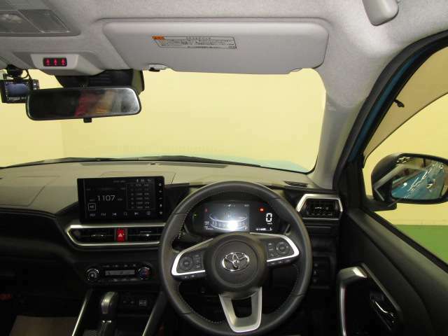 ドライバー目線で、使いやすく安全操作性と良好な視界を実現した運転席です。
