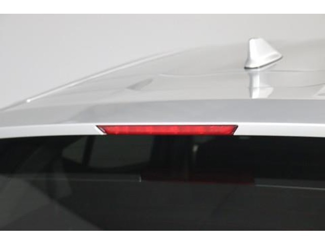 目線の高さに近いストップランプが、後続車にブレーキを踏んだことを知らせるので安全性もUPします。