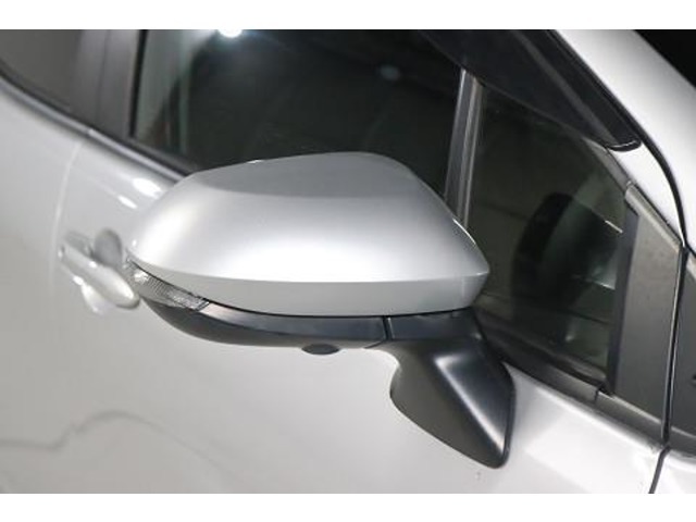 周りからも視認性が良いターンランプ（ウィンカー）付きのドアミラー。