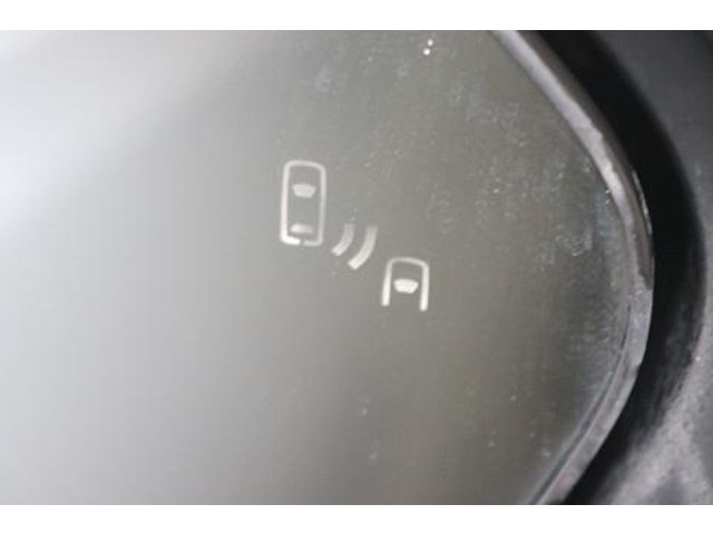 BSM（ブラインドスポットモニター）を装備。　隣の車線を走る車両が死角エリアに入ると、ドアミラーのインジケーターが光ってお知らせ！