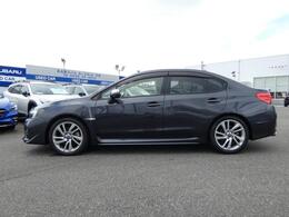 当車両は納車前に正規店のメカニックによる車検整備をさせて頂いてから納車を致します。消耗品やオイル類のチェックをし、必要箇所の交換修繕をいたします。後から費用が増えることは御座いません