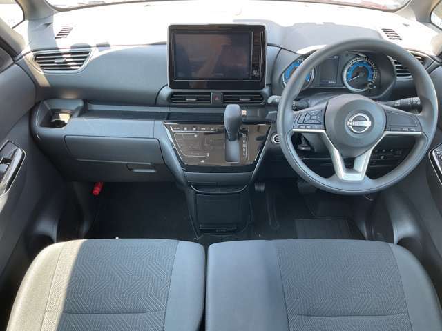 運転席まわりは機能的にまとまっています。足元が広々のインパネATです♪