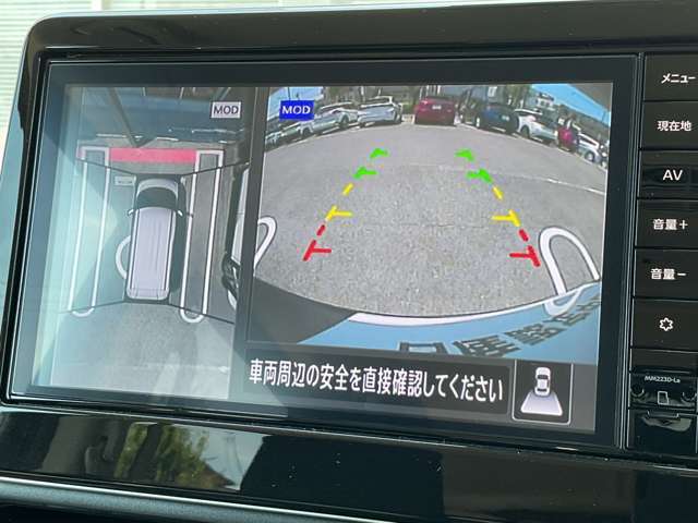 まるで真上から見ているような、視認性の良いアラウンドビューモニターです。駐車が苦手な方でもこれでらくらく駐車できますよ。