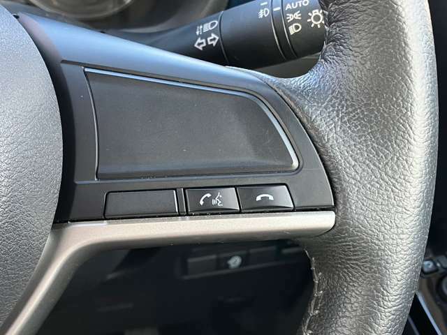 【ステアリングスイッチ】オーディオのボリュームの調節や、ラジオのチャンネルの変更、電話の受け取りなどを可能にします。運転中に目線を下げずに操作可能です。