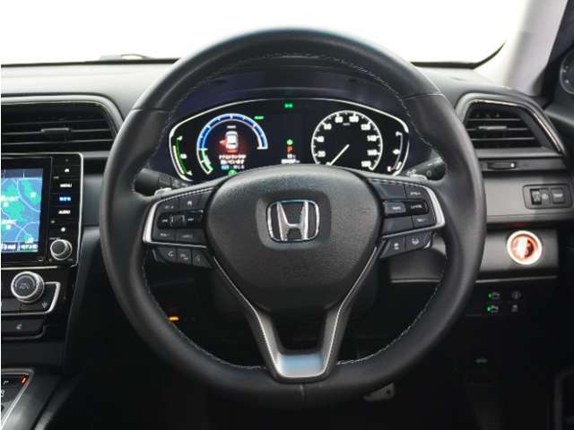 【Honda SENSING】 カメラ等装置で精度の高い検知能力を発揮、安全運転を支援します。ステアリング上のコントローラーに注目！