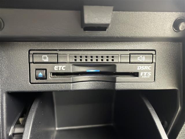【ETC】有料道路を利用する際に料金所で停止することなく通過できる、ETC車載器（ノンストップ自動料金収受システム機器）が装備されています。セットアップを行うことで利用可能になります。