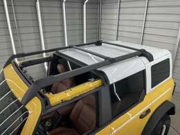 ブロンコ4ドアモデルのルーフシステムは、4セクション構造（前半左右、センター、後半部）となっていて、それぞれのルーフパネルを外すことにより、ユニークかつ開放的なボディスタイルを楽しめます。