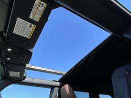 ルーフを外せば開放感あふれる空間へ早変わり！車内がかなり明るくなります。海岸線を流したくなるような車です！