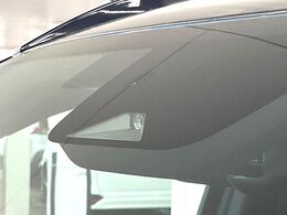 【三菱e-Assist】走行中に前方の車両等を認識し、衝突しそうな時は警報とブレーキで衝突回避と被害軽減をアシスト。より安全にドライブをお楽しみいただけます。