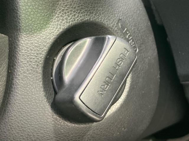 WECARSの展示場では実際に見て、触ってお車をお選びいただけます！知識の豊富な営業スタッフが様々なカーライフをご提案いたします！