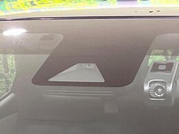 【プリクラッシュセーフティ】前方の車両等を検知し、衝突しそうな時は警報で注意を促し、ブレーキを踏む力をサポート。ブレーキを踏めなかった場合は衝突被害軽減ブレーキが作動、衝突回避をサポートします。