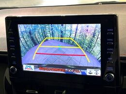 【バックカメラ】駐車時に後方がリアルタイム映像で確認できます。大型商業施設や立体駐車場での駐車時や、夜間のバック時に大活躍！運転スキルに関わらず、今や必須となった装備のひとつです！