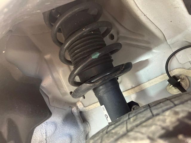 お車を安心してお乗りいただく為には、足回りの定期点検が欠かせません。サービスサポート（有償保証）では無料点検もご提供しており、安心のカーライフをお過ごしいただけるサポート体制が整っています。