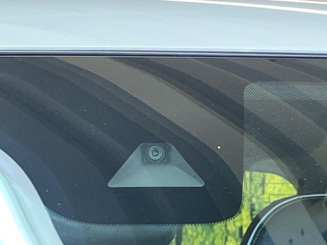 【三菱e-Assist】走行中に前方の車両等を認識し、衝突しそうな時は警報とブレーキで衝突回避と被害軽減をアシスト。より安全にドライブをお楽しみいただけます。