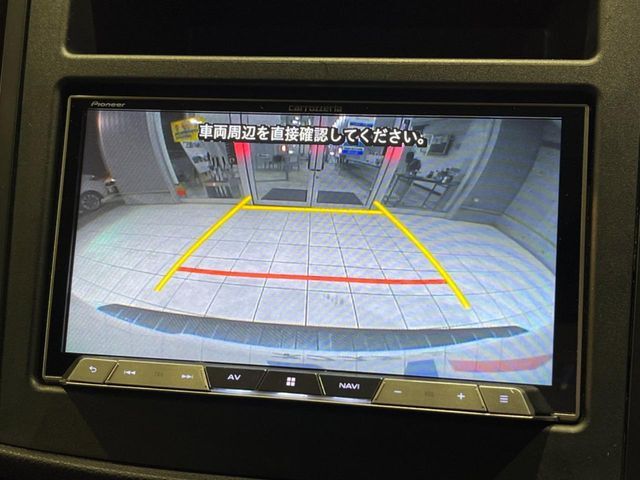 【バックカメラ】駐車時に後方がリアルタイム映像で確認できます。大型商業施設や立体駐車場での駐車時や、夜間のバック時に大活躍！運転スキルに関わらず、今や必須となった装備のひとつです！