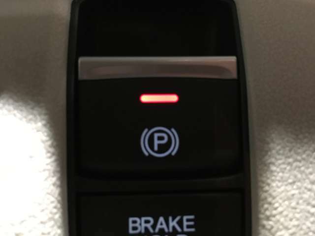 【電子パーキングブレーキ】スイッチ1つでパーキングブレーキをかけられる便利な装備となります♪更にオートブレーキホールドという信号待ちなど一時的に停止出来る機能もありとても便利です♪