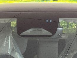 【ホンダセンシング】走行中に前方の車両等を認識し、衝突しそうな時は警報とブレーキで衝突回避と被害軽減をアシスト。より安全にドライブをお楽しみいただけます。