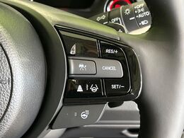 【アダプティブクルーズコントロール】高速道路での長距離走行が楽に！！自動で速度を保つクルーズコントロールが、衝突軽減システムと連携し、前方の車両を感知して車間を保つように速度調節してくれます！！