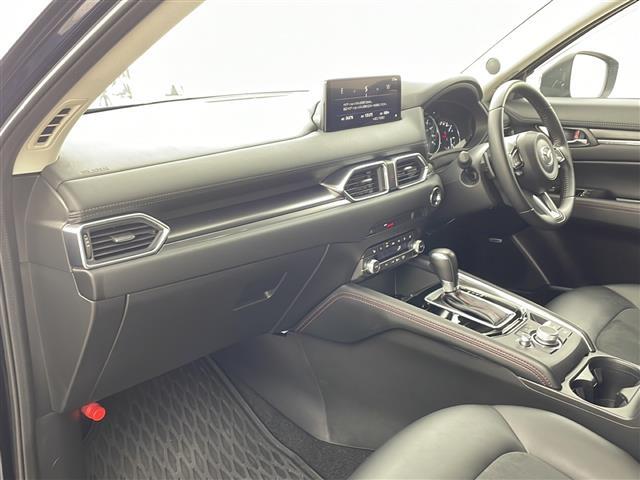 【運転席】座り心地が良いシートなので長時間の運転でも快適にお過ごしいただけます。新品のフロアマットのご注文も可能です。掲載箇所以外にご希望の写真がございましたらお気軽にお問い合わせ下さい。