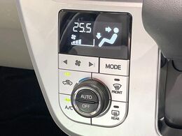 【オートエアコン】一度お好みの温度に設定すれば、車内の温度を検知し風量や温度を自動で調整。暑い…寒い…と何度もスイッチ操作をする必要はありません。快適な車内空間には必須の機能ですね♪