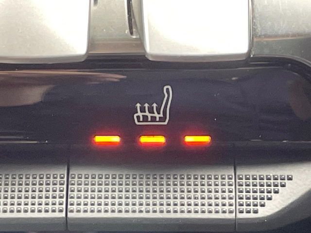 ●フロントシートヒーティング：運転席・助手席共に三段階で調節が可能なシートヒーターを装備しております。季節を問わず快適にご使用いただけます。