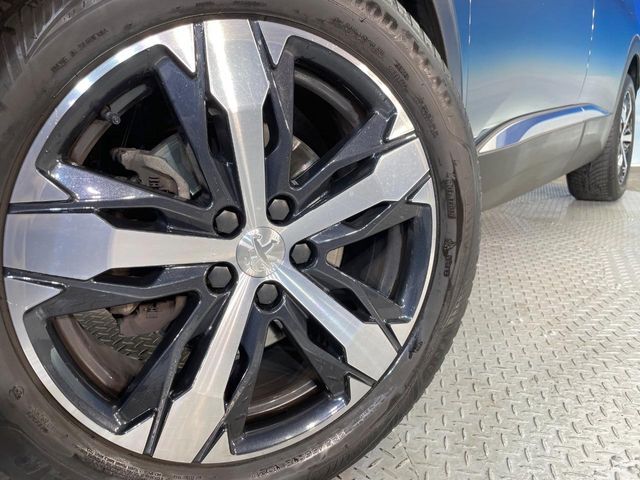 ●純正18インチアルミホイール：輸入車ならではの卓越した走りを支えるホイールと足回りです！日本車の走りに慣れている方にもぜひ体感して頂きたいほど、高いレベルでまとまっています！