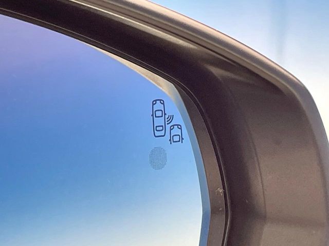 ●ブラインドアシストセンサー：視角からの車を感知し、ドライバーが車線変更を行う際に、警告音と共に注意を促してくれる安全支援機能です！