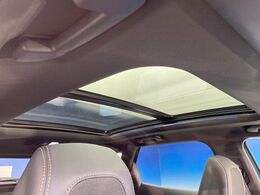 ●サンルーフ：開放感たっぷりの希少装備、サンルーフが装着されています！車内に明かりを取り入れたり景色を楽しむ以外にも、車内の空気も簡単に換気できて快適です！