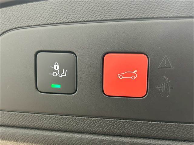 高級車にはお馴染みの【電動リアゲート】搭載。