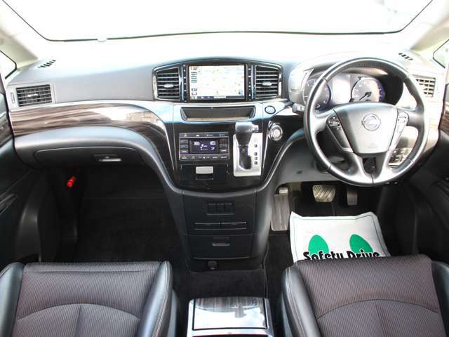 すっきりとしたエルグランドらしいデザインのダッシュ回り！フロントビューの視認性もよく運転しやすいと思います★