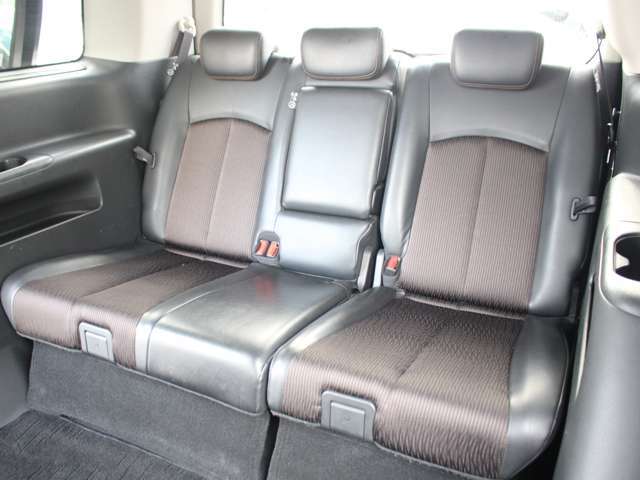 サードシートもあり人数が増えても乗車可能！格納すれば荷室も広々！