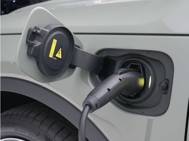 コンセントタイプ(3kW)やウォールボックスタイプ(6kW)の充電器を用いて、ご自宅で簡単充電。一般的な家庭用の200V交流充電ケーブルでは、約8時間で80％まで充電！1時間あたり7~14kmを走行できる電力を充電できます。