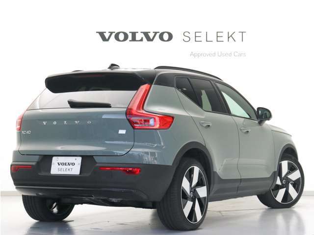 北欧の革新性が生み出したコンパクト・シティSUV。ボルボXC40に、新たにラインナップされたピュアEVモデルです。ボルボのピュアE Vを象徴するフレームレスグリルプレートをはじめエクステリアを刷新。