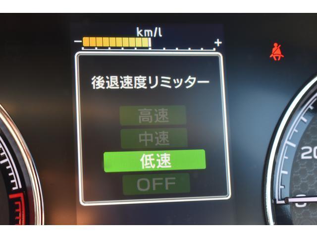 後退時に衝突の可能性がある場合は、段階的に注意を喚起してくれます。回避操作がない場合は出力とブレーキの制御により、衝突回避、または被害を軽減してくれます